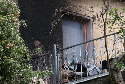 Brand in Hohenstein-Ernsttahl: 21-Jähriger wird verletzt - .Die Goethe Straße war für die Zeit der Löscharbeiten voll gesperrt.