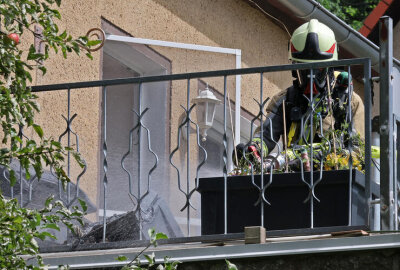 Brand in Hohenstein-Ernsttahl: 21-Jähriger wird verletzt - Die Feuerwehr hat mit Wasser abgelöscht und die Feuerstelle auf mögliche Brandnester untersucht.