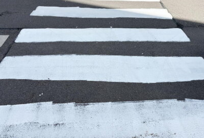Über Nacht aufgemalt: llegaler Zebrastreifen sorgt für Diskussionen - Der Zebrastreifen soll schnell entfernt werden so ein Mitarbeiter der Stadt Vorort.