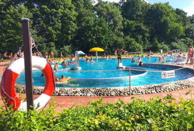 Regen statt Badespaß: Die Chemnitzer Freibäder kämpfen 2025 mit sinkenden Besucherzahlen und halben Einnahmen - Besonders deutlich sind die Rückgänge im Freibad Gablenz (16.435 statt 24.035 Gäste) und im Freibad Wittgensdorf.