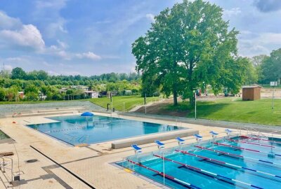 Regen statt Badespaß: Die Chemnitzer Freibäder kämpfen 2025 mit sinkenden Besucherzahlen und halben Einnahmen - Eine Ausnahme bildet das neu eröffnete Freibad Bernsdorf, das bereits 11.075 Gäste begrüßte – einen Vergleichswert aus 2024 gibt es hier nicht.