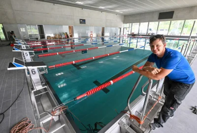 Regen statt Badespaß: Die Chemnitzer Freibäder kämpfen 2025 mit sinkenden Besucherzahlen und halben Einnahmen - Um trotz des wechselhaften Wetters Badefreuden zu ermöglichen, öffnete die Stadt Chemnitz in dieser Saison bereits 14-mal zusätzlich ein Hallenbad. Hier ein Foto vom Bernsdorfer Hallenbad.