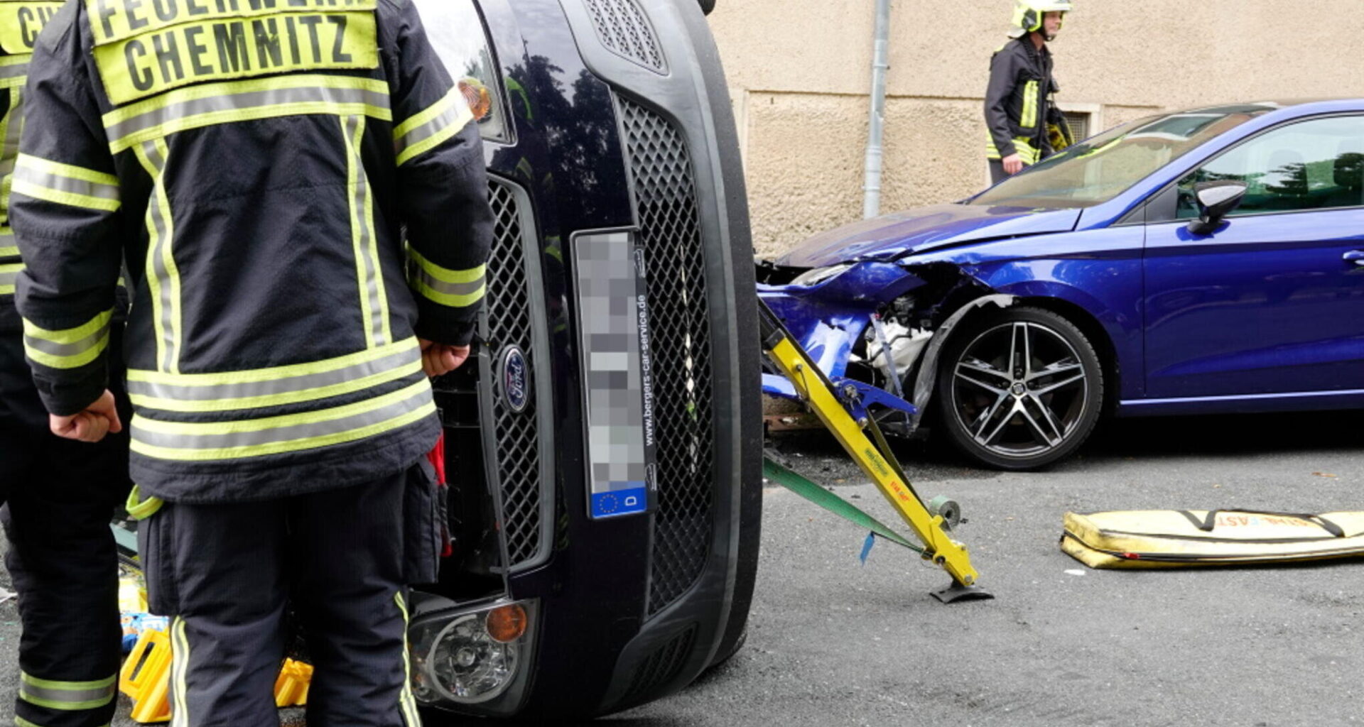 Unfall in Chemnitz: Ford beim Einparken umgekippt