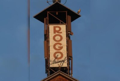 Hier ist ein Storch im Mond unterwegs - Auf der Spitze des Rogo-Turms saßen die Störche bei Sonnenuntergang.
