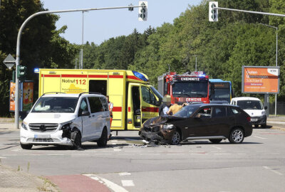 Crash an Kreuzung in Chemnitz: Eine verletzte Person im Krankenhaus - Am Montag, dem 11. August, kam es gegen 14 Uhr auf der Kreuzung Reichenhainer Straße/Werner-Seelenbinder-Straße zu einem Verkehrsunfall.
