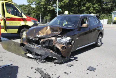 Crash an Kreuzung in Chemnitz: Eine verletzte Person im Krankenhaus - Am Montag, dem 11. August, kam es gegen 14 Uhr auf der Kreuzung Reichenhainer Straße/Werner-Seelenbinder-Straße zu einem Verkehrsunfall.