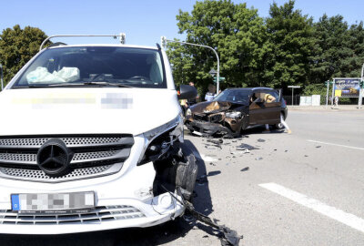 Crash an Kreuzung in Chemnitz: Eine verletzte Person im Krankenhaus - Am Montag, dem 11. August, kam es gegen 14 Uhr auf der Kreuzung Reichenhainer Straße/Werner-Seelenbinder-Straße zu einem Verkehrsunfall.