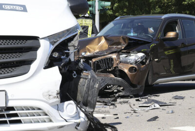 Crash an Kreuzung in Chemnitz: Eine verletzte Person im Krankenhaus - Am Montag, dem 11. August, kam es gegen 14 Uhr auf der Kreuzung Reichenhainer Straße/Werner-Seelenbinder-Straße zu einem Verkehrsunfall.