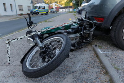 Unfall in Einsiedel: Motorradfahrer und Fußgängerin schwer verletzt - Am Montagabend ereignete sich in Einsiedel ein Verkehrsunfall.