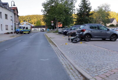 Unfall in Einsiedel: Motorradfahrer und Fußgängerin schwer verletzt - DiePolizei hat die Ermittlungen aufgenommen.