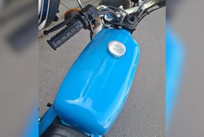 Diebstahl in Chemnitz: Himmelblaue Simson S51 von Chemnitzer Leasingfirma gestohlen - Dieses Zweirad ist kein gewöhnliches Gefährt. Es gehört zur kleinen Flotte von Simson Leasing in Chemnitz – einem der wenigen Anbieter, die Simsons professionell verleihen.