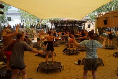 Kostenloses Fitness-Festival in Chemnitz: Mit Poolball, Yoga und mehr Bewegung ins Leben bringen - Am 24. August veranstaltet das „FittiCO“ ein großes Sport- und Bewegungsevent in der Spinnerei. Auf dem Bild sind Impressionen des letzten Jahres zu sehen.