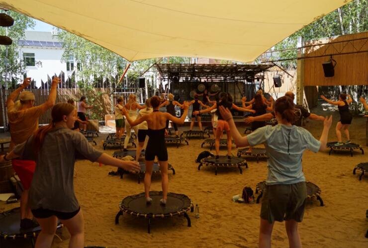 Mit Poolball, Yoga und mehr Bewegung ins Leben bringen