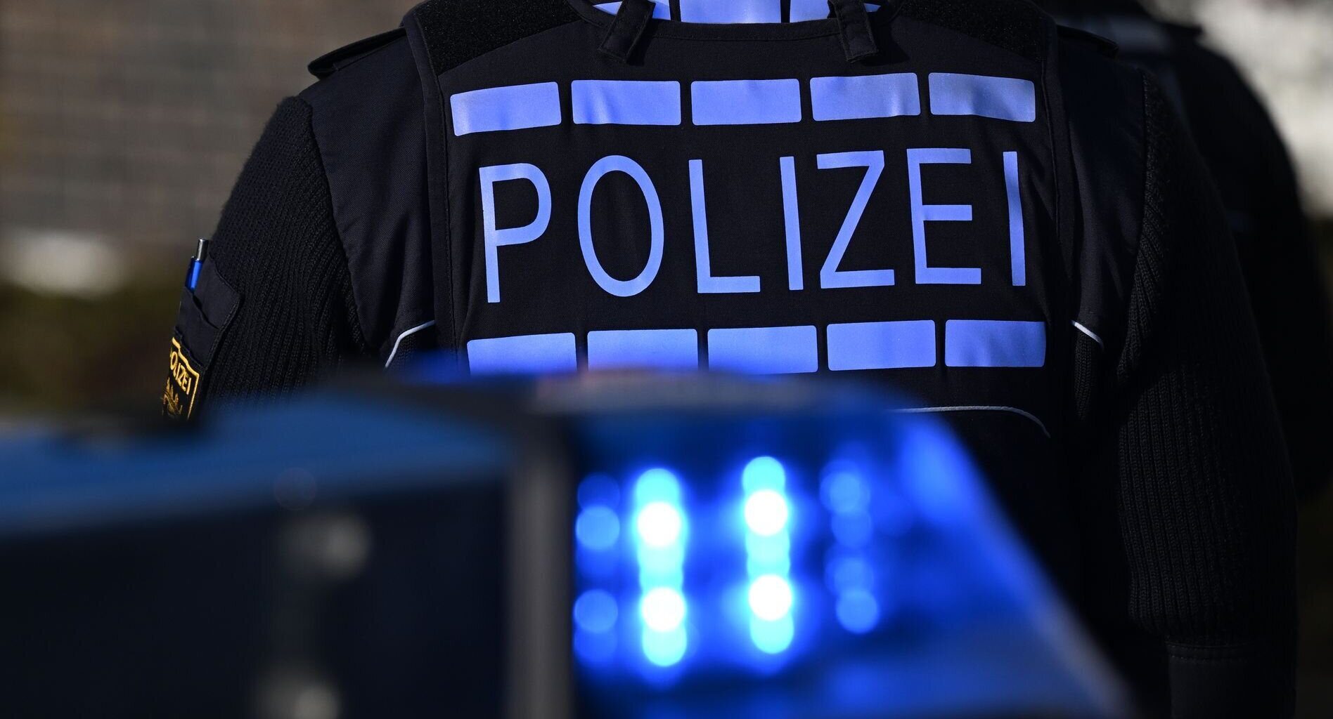 Mann springt in Dresden vor Polizei aus Fenster