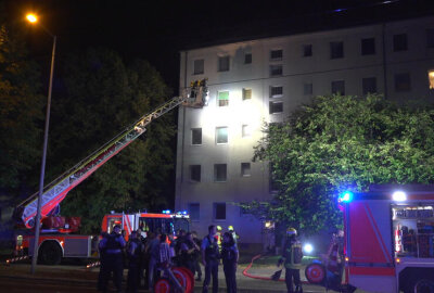 Essen vergessen: Dichter Rauch und Großeinsatz in Mehrfamilienhaus - Mit einer Drehleiter untersuchten die Kameraden der Feuerwehr die Brandwohnung.