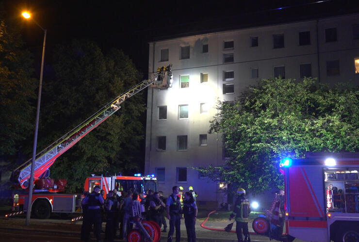 Dichter Rauch und Großeinsatz in Mehrfamilienhaus