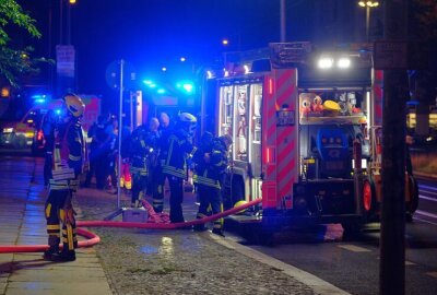 Essen vergessen: Dichter Rauch und Großeinsatz in Mehrfamilienhaus - Durch den Einsatz kam es auf der Dresdner Straße zu teils erheblichen Behinderungen.