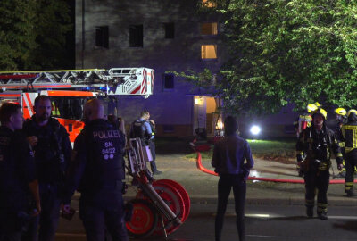 Essen vergessen: Dichter Rauch und Großeinsatz in Mehrfamilienhaus - Zum genauen Brandhergang ermittelt nun die Polizei.