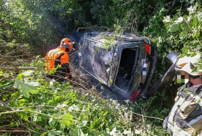 A4 bei Hohenstein-Ernstthal nach PKW-Unfall gesperrt - Einsatzkräfte an der Unfallstelle: Das Fahrzeug kam im Waldstück zum Stehen.