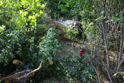 A4 bei Hohenstein-Ernstthal nach PKW-Unfall gesperrt - Einsatzkräfte an der Unfallstelle: Das Fahrzeug kam im Waldstück zum Stehen.