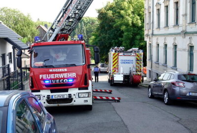 Einsatz in Chemnitz: Aggressiver Hund blockiert Rettung vom Dach - Drehleiter im Einsatz: Ein Hund wurde am Donnerstagnachmittag auf einem Dachvorsprung in Chemnitz gesichtet.