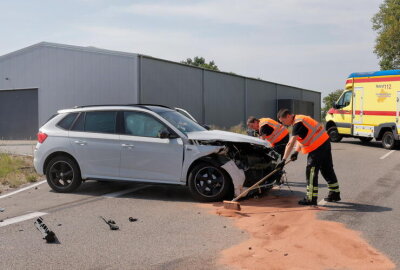 Verkehrsunfall zwischen zwei PKW in Röhrsdorf: B95 voll gesperrt - Am Freitag ereignete sich in Röhrsdorf auf der Leipziger Straße ein Verkehrsunfall.