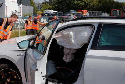 Verkehrsunfall zwischen zwei PKW in Röhrsdorf: B95 voll gesperrt - Am Freitag ereignete sich in Röhrsdorf auf der Leipziger Straße ein Verkehrsunfall.