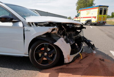 Verkehrsunfall zwischen zwei PKW in Röhrsdorf: B95 voll gesperrt - Am Freitag ereignete sich in Röhrsdorf auf der Leipziger Straße ein Verkehrsunfall.