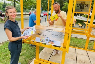 Kiosk des Unwissens: Künstlerduo eröffnet partizipativen Kiosk mit Kulturprogramm - Das Geheimnis ist gelüftet: direkt am ehemaligen Flughafengebäude in Kappel ist ein gelber Kiosk eröffnet worden - der Kiosk des Unwissens.
