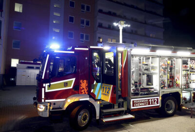 Qualmender E-Bike-Akku löst Großeinsatz aus - Einsatzkräfte rückten am Samstagabend in die Max-Schäller-Straße nach Morgenleite aus, weil in einer Wohnung ein E-Bike-Akku qualmte.