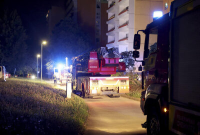 Qualmender E-Bike-Akku löst Großeinsatz aus - Mehrere Fahrzeuge, darunter auch die Drehleiter, standen am Samstagabend in Bereitstellung.