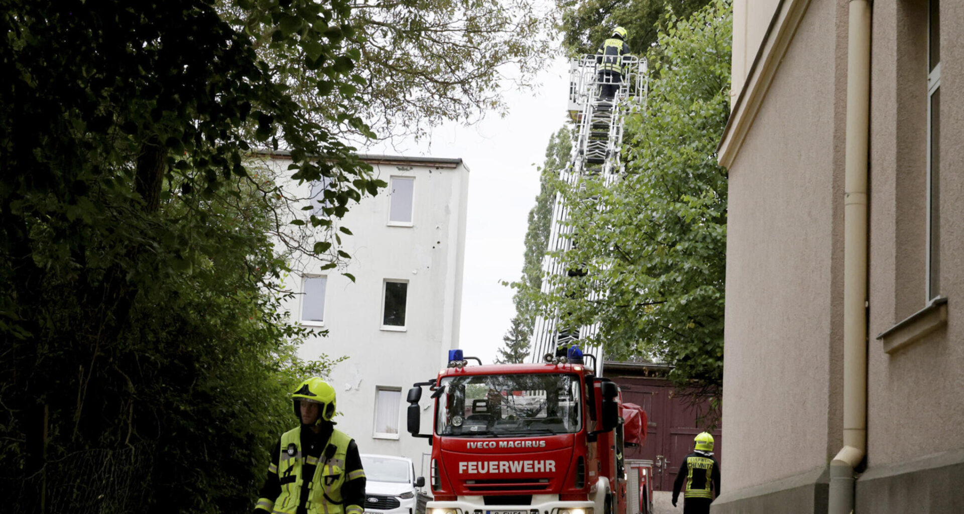 Feuerwehr rettet Mann nach Leitersturz in Chemnitz