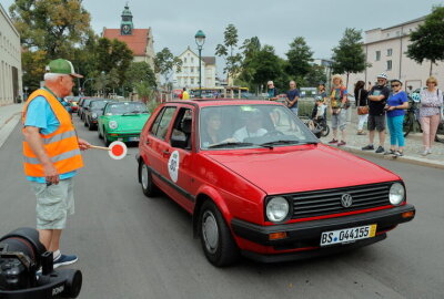 Oldtimer-Rallye Sachsen Classic begeistert Chemnitz mit historischen Fahrzeugen - Sachsen Classic zieht mit historischen Fahrzeugen durch Chemnitz.