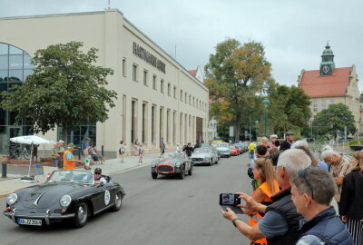 Oldtimer-Rallye Sachsen Classic begeistert Chemnitz mit historischen Fahrzeugen - Sachsen Classic zieht mit historischen Fahrzeugen durch Chemnitz.