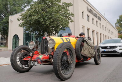 Oldtimer-Rallye Sachsen Classic begeistert Chemnitz mit historischen Fahrzeugen - Sachsen Classic zieht mit historischen Fahrzeugen durch Chemnitz.