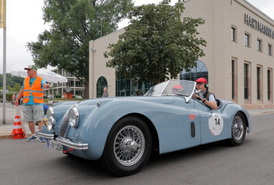Oldtimer-Rallye Sachsen Classic begeistert Chemnitz mit historischen Fahrzeugen - Sachsen Classic zieht mit historischen Fahrzeugen durch Chemnitz.