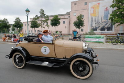 Oldtimer-Rallye Sachsen Classic begeistert Chemnitz mit historischen Fahrzeugen - Sachsen Classic zieht mit historischen Fahrzeugen durch Chemnitz.