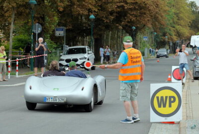 Oldtimer-Rallye Sachsen Classic begeistert Chemnitz mit historischen Fahrzeugen - Sachsen Classic zieht mit historischen Fahrzeugen durch Chemnitz.