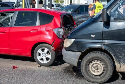 Kleintransporter fährt in Mittweida auf PKW auf - Ein nachfolgender Mercedes-Transporter mit Anhänger konnte nicht mehr rechtzeitig stoppen und fuhr dem Kleinwagen auf.