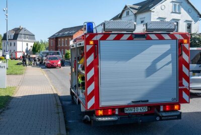 Kleintransporter fährt in Mittweida auf PKW auf - Eine Fahrerin eines roten Honda musste aus bislang ungeklärten Gründen bremsen und anhalten.