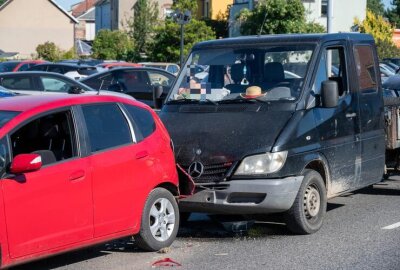 Kleintransporter fährt in Mittweida auf PKW auf - Die Feuerwehren aus Lauenhain und Tanneberg waren mit zwei Fahrzeugen und rund zehn Einsatzkräften vor Ort. Die Polizei hat nun die weiteren Ermittlungen übernommen.