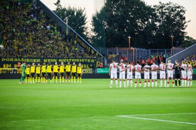 Gedenkminute für Ex-Fußballer Frank Mill, der bei beiden Clubs spielte.