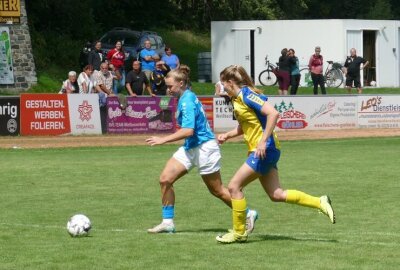 Trotz Niederlage: Zschopauer Fußballerinnen erleben einzigartiges Pokalspiel - Die Chemnitzerinnen waren den BSG-Damen fast immer einen Schritt voraus.