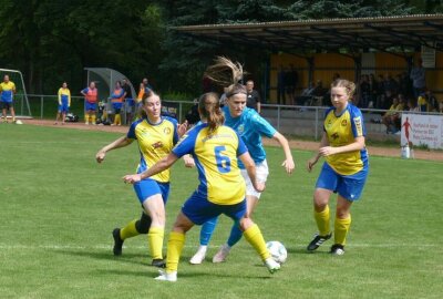 Trotz Niederlage: Zschopauer Fußballerinnen erleben einzigartiges Pokalspiel - Trotzdem freuten sich die Gastgeberinnen über das gut gefüllte Stadion.
