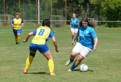 Trotz Niederlage: Zschopauer Fußballerinnen erleben einzigartiges Pokalspiel - Mit zunehmender Spieldauer schwanden bei Zschopau die Kräfte.