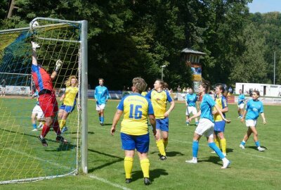 Trotz Niederlage: Zschopauer Fußballerinnen erleben einzigartiges Pokalspiel - Bei fast jeder Chemnitzer Ecke wurde es brenzlig.