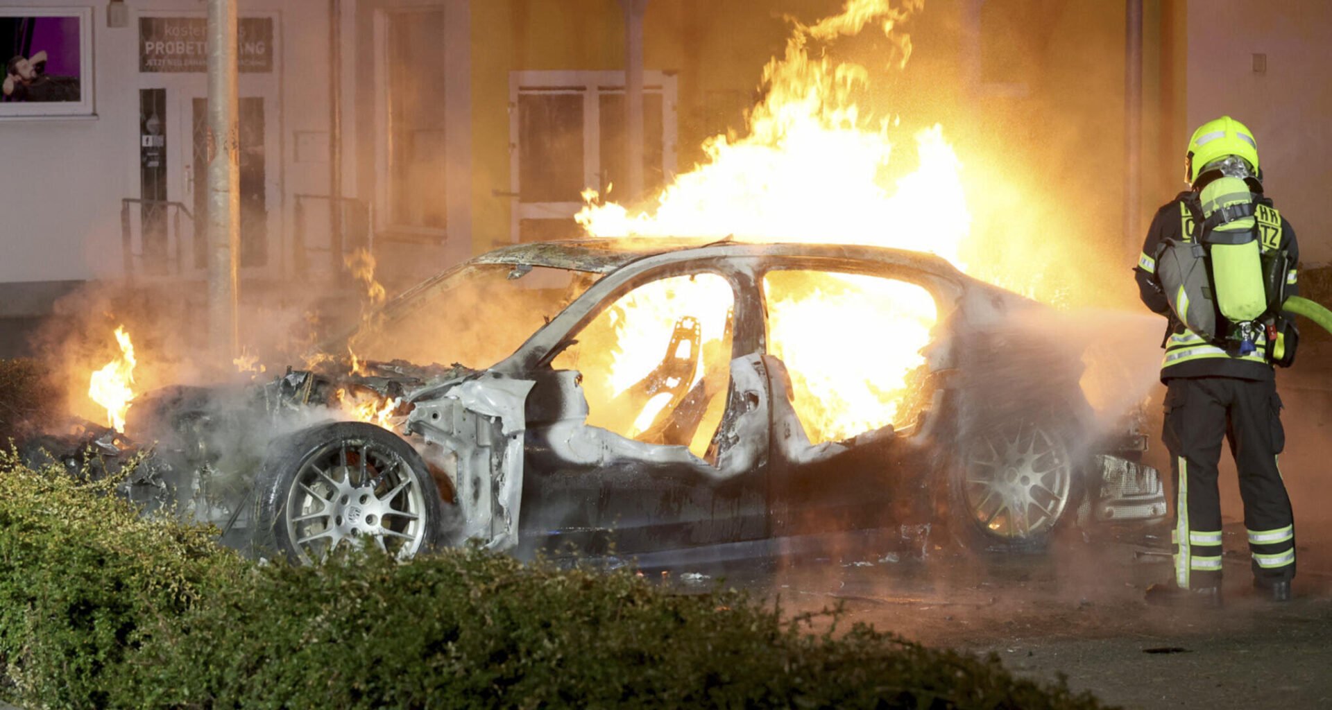 Porsche brennt an Neefestraße in Chemnitz