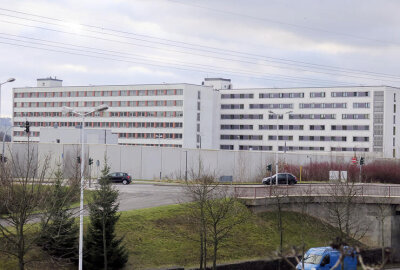 Junge Frau bricht aus der JVA Chemnitz aus: Polizeiliche Suchaktion im Umfeld - Eine junge Frau ist am Mittwochmittag aus der JVA Chemnitz ausgebrochen. Seitdem suchen die Einsatzkräfte nach ihr. 