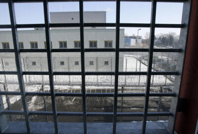 Junge Frau bricht aus der JVA Chemnitz aus: Polizeiliche Suchaktion im Umfeld - Eine junge Frau ist am Mittwochmittag aus der JVA Chemnitz ausgebrochen. Seitdem suchen die Einsatzkräfte nach ihr. 