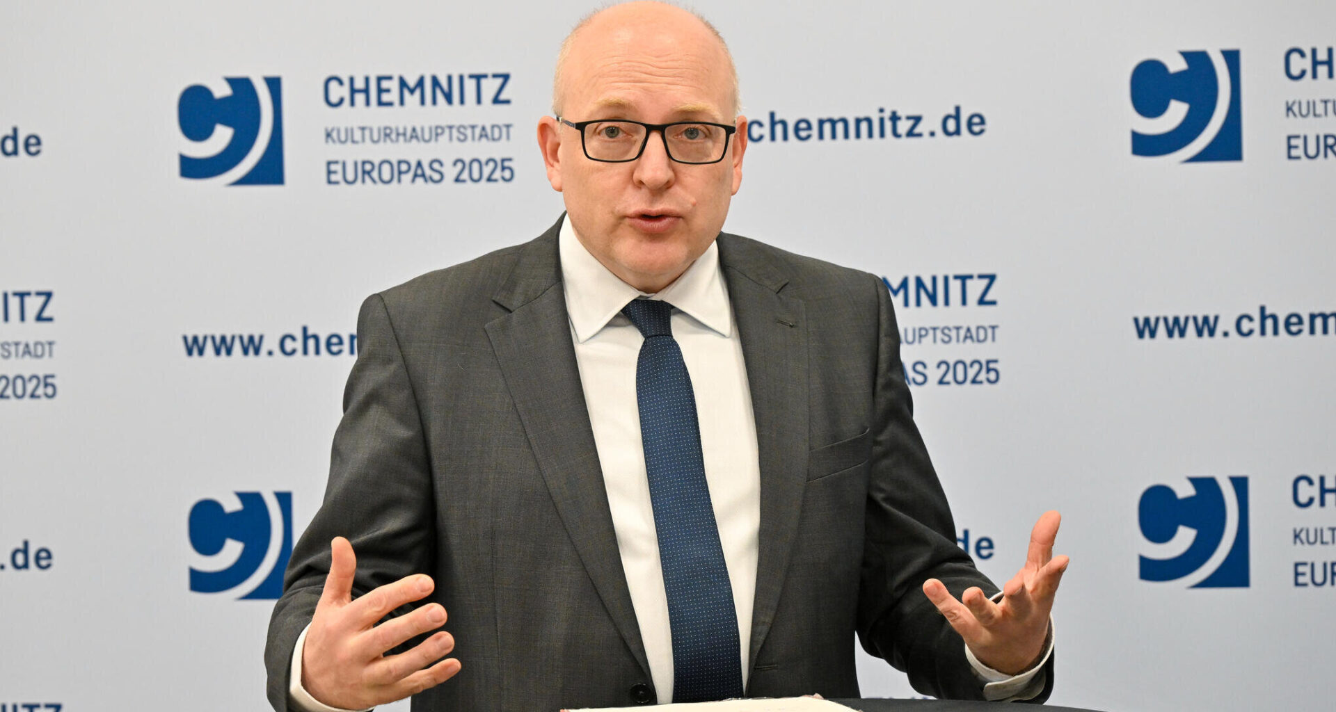 Chemnitzer OB trifft erste Entscheidung im Alleingang